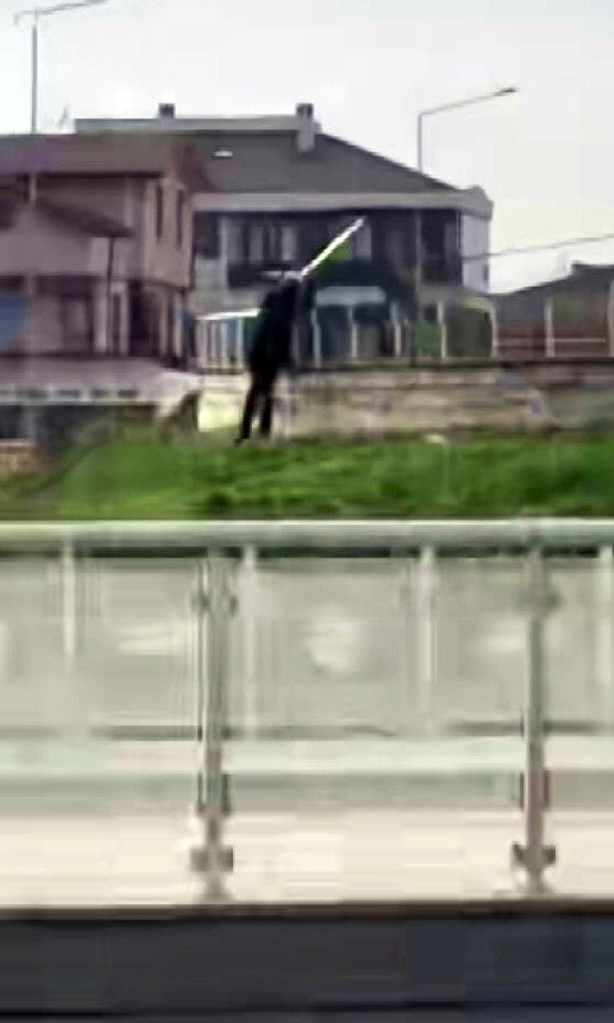 parkta-hayrete-dusuren-goruntu-korkuluklari-tek-tek-soktu