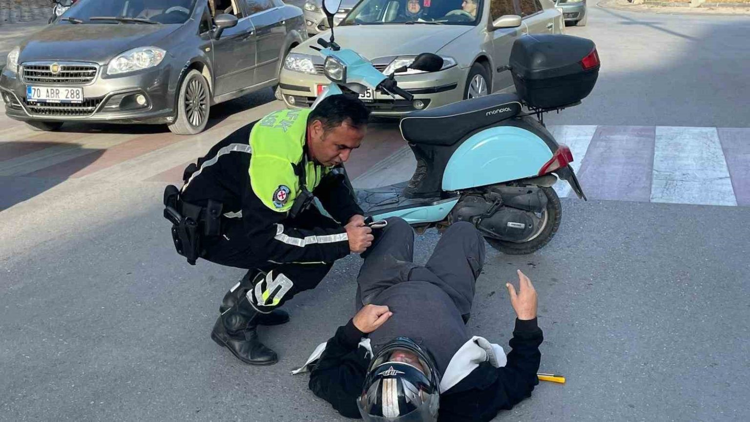 polis-memuru-ambulans-gelene-kadar-yaralinin-basindan-ayrilmadi