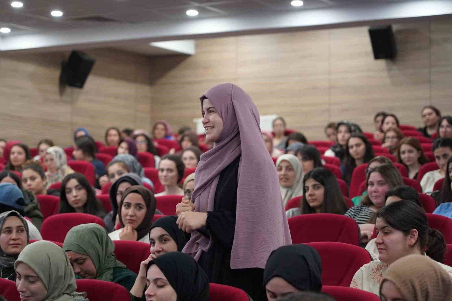 rektor-akkaya-ile-rektor-alican-genclerle-bas-basa-programinda-ogrencilerle-bir-araya-geldi