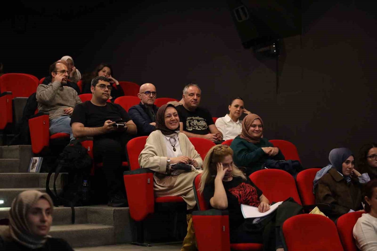 sakarya-buyuksehir-akademide-felsefe-atolyesi-yogun-katilimla-basladi