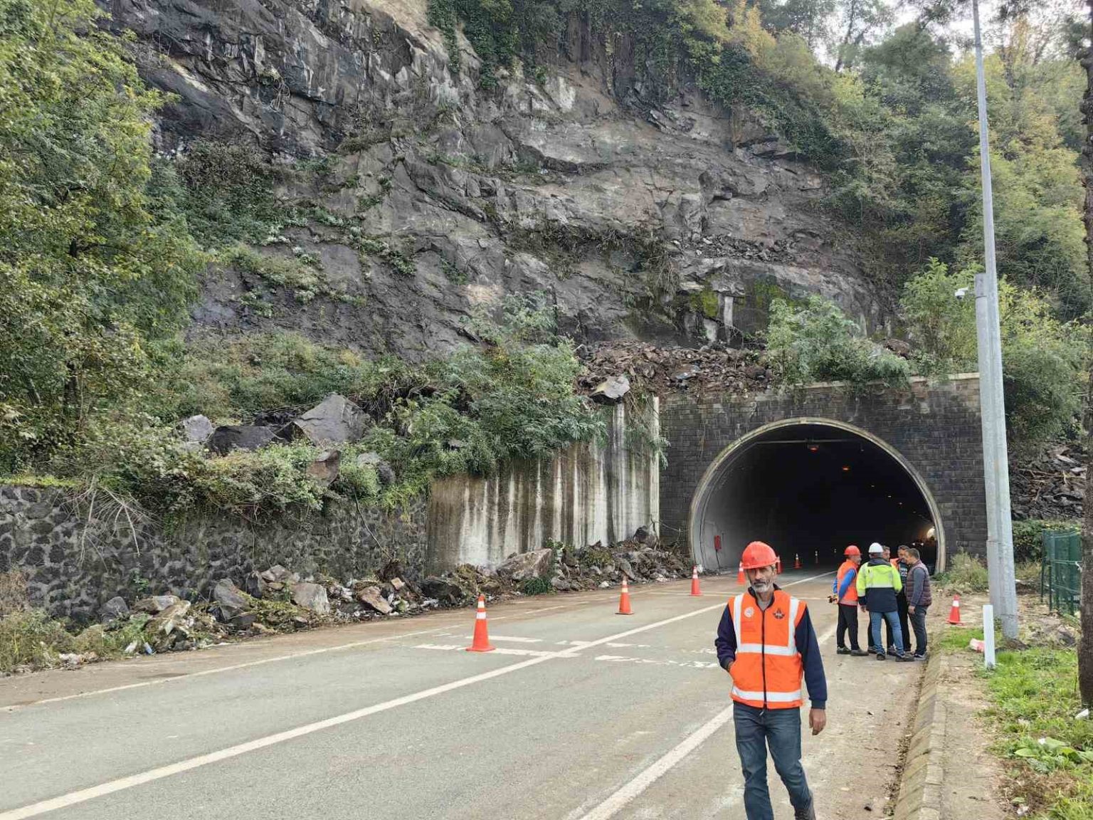 sarp-sinir-kapisi-yolunda-heyelan