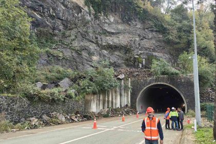 sarp-sinir-kapisi-yolunda-heyelan