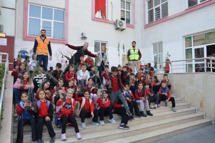 siirtte-ilkokul-ogrencilerine-fidan-dagitildi