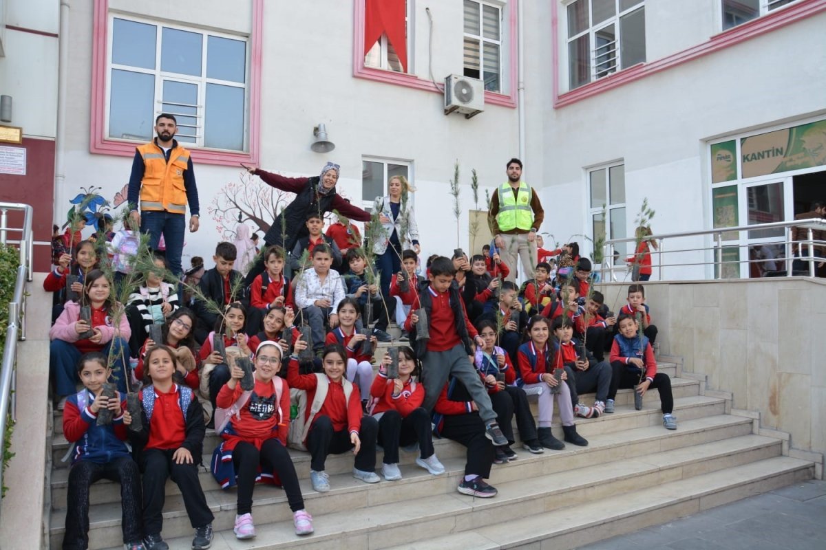 siirtte-ilkokul-ogrencilerine-fidan-dagitildi