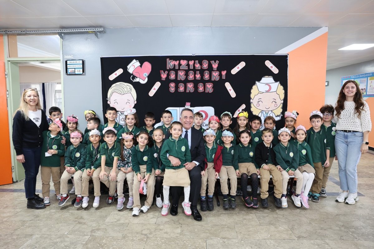 sinif-baskan-adayi-mina-sozunu-tuttu-baskan-dursun-ogrencileri-ziyaret-etti