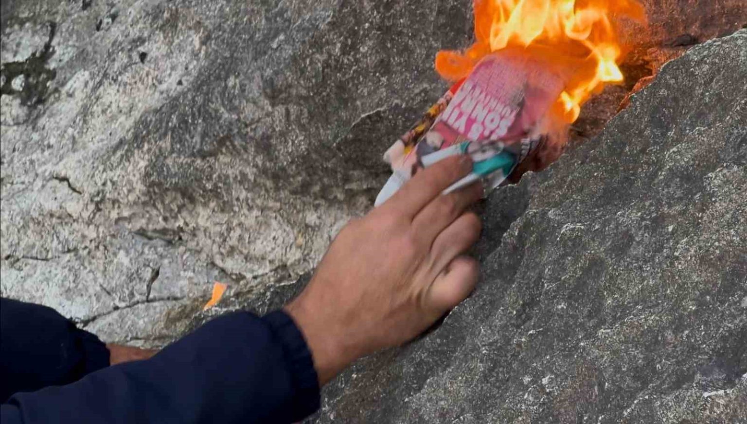 sulari-cekilen-egirdir-golunde-aciga-cikan-kayaliklarin-arasindan-alevler-yukseldi