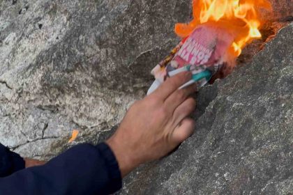 sulari-cekilen-egirdir-golunde-aciga-cikan-kayaliklarin-arasindan-alevler-yukseldi