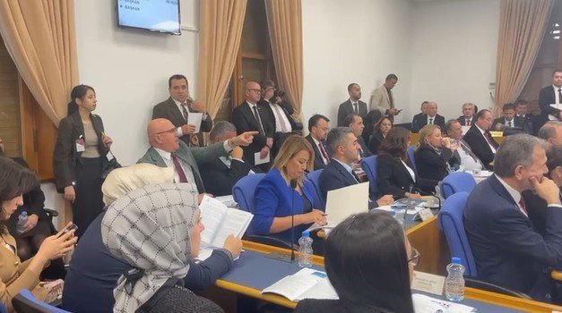 tbmm-plan-butce-komisyonunda-elektrik-kesintisi-tartismasi