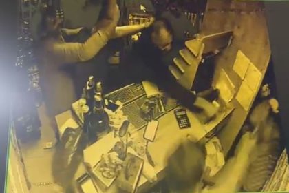 tekel-bufeyi-basip-demir-sopalarla-darbettiler