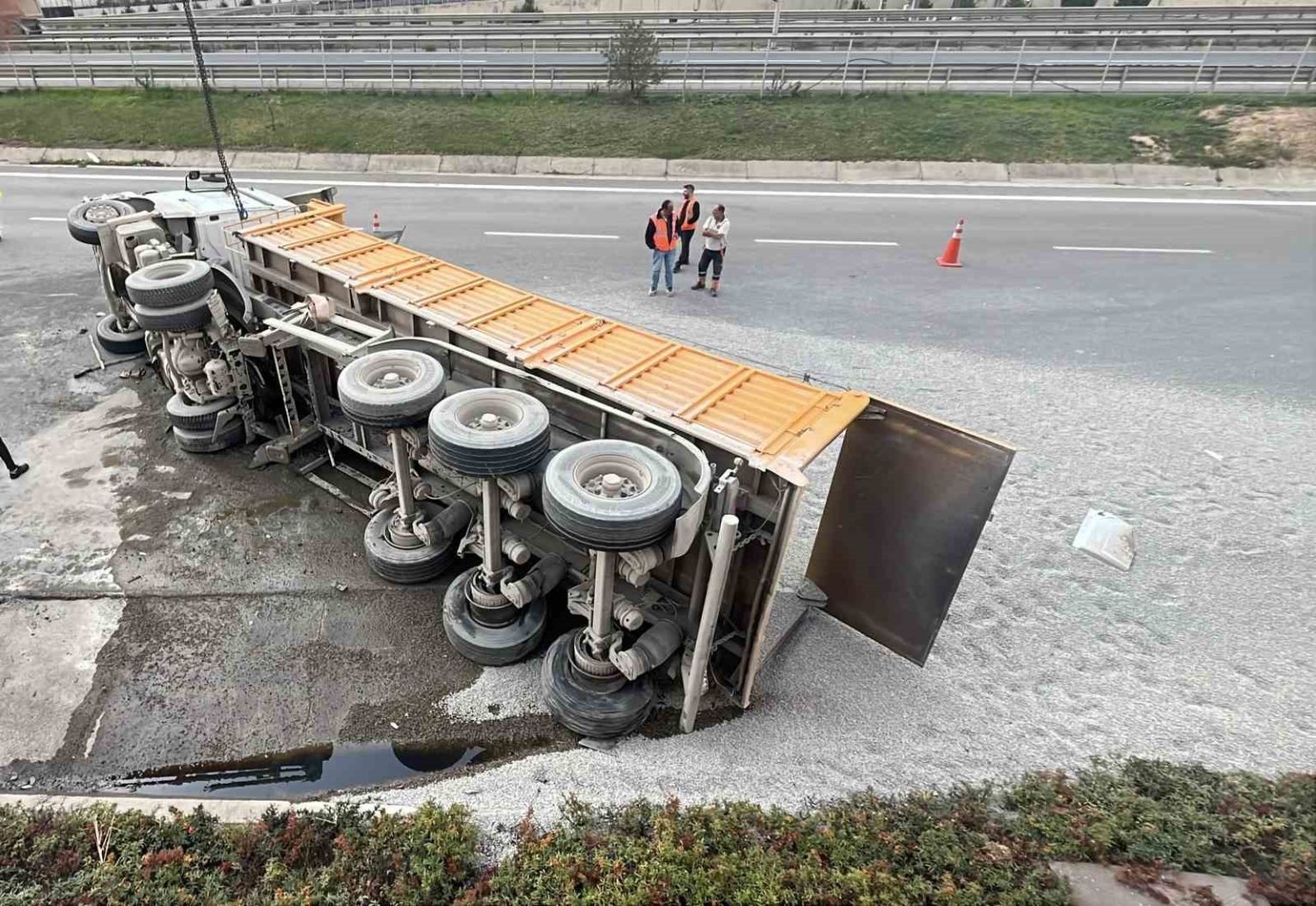 tem-otoyolunda-micir-yuklu-kamyon-devrildi-1-yarali