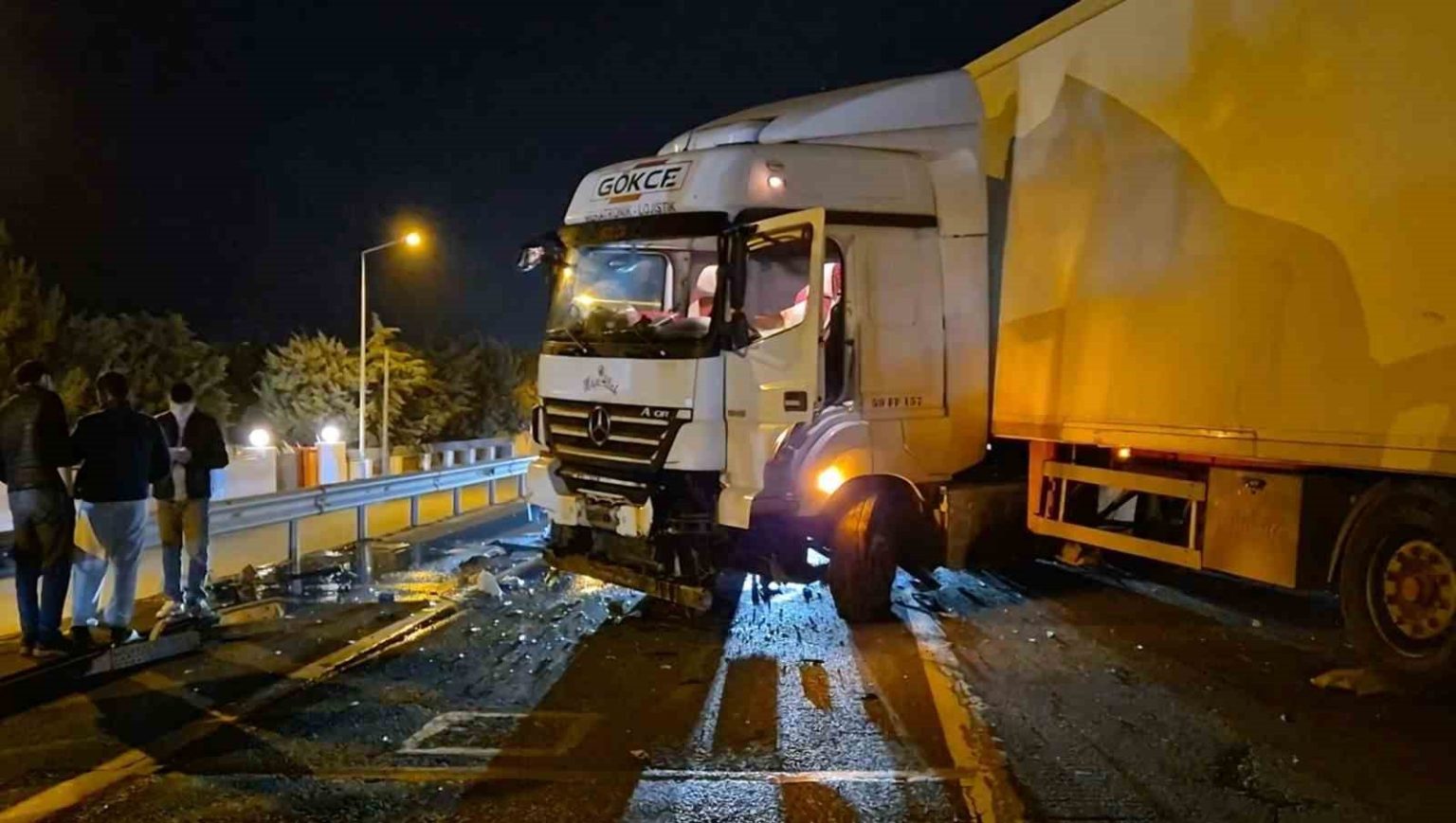 tir-bariyerlere-carpti-tekirdag-istanbul-yolu-trafige-kapandi