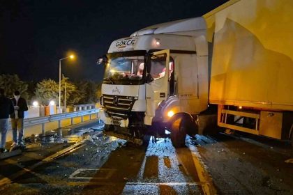 tir-bariyerlere-carpti-tekirdag-istanbul-yolu-trafige-kapandi