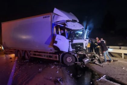 tir-dorsesine-carpan-kamyonun-surucusu-yaralandi