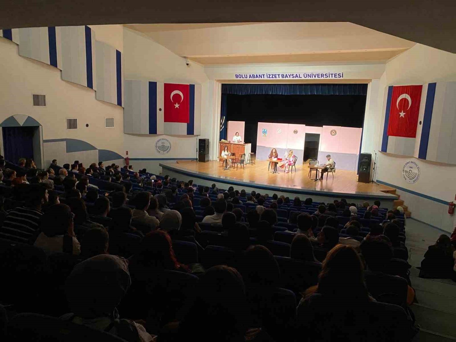 tiyatro-gunlerinde-salon-doldu-tasti