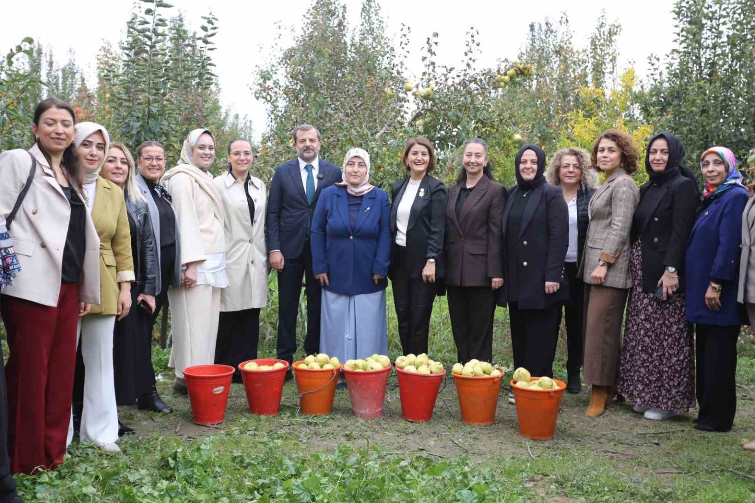 topuklu-is-kadinlari-ile-salvarli-koylu-kadinlari-ayni-tarlada