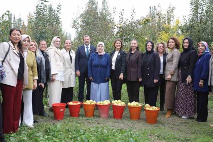 topuklu-is-kadinlari-ile-salvarli-koylu-kadinlari-ayni-tarlada