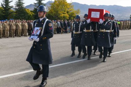 tuncelide-trafik-kazasinda-hayatini-kaybeden-uzman-cavus-yilmaz-memleketine-ugurlandi