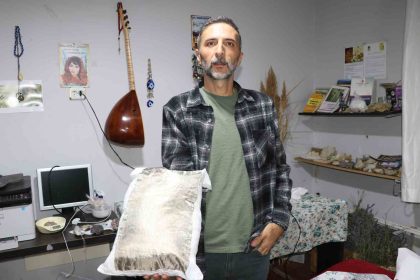 uyku-problemine-karsi-duyarsiz-kalamadi-sivasin-dogal-taslari-ile-radyasyon-savar-yastik-gelistirdi