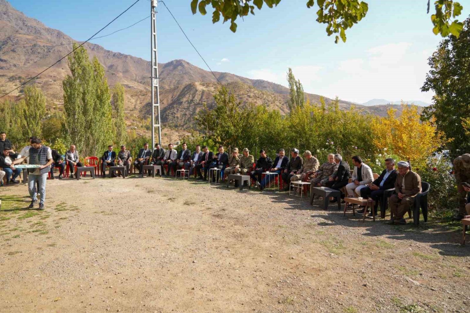 2-ordu-komutani-korgeneral-topaloglu-gaziyi-koyunde-ziyaret-etti