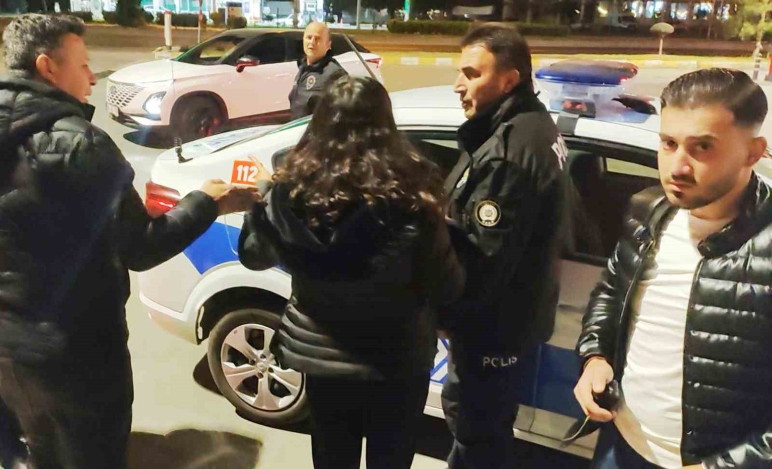 anne-ve-baba-avukat-kizlarini-taksi-duragina-kilitledi