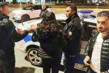 anne-ve-baba-avukat-kizlarini-taksi-duragina-kilitledi