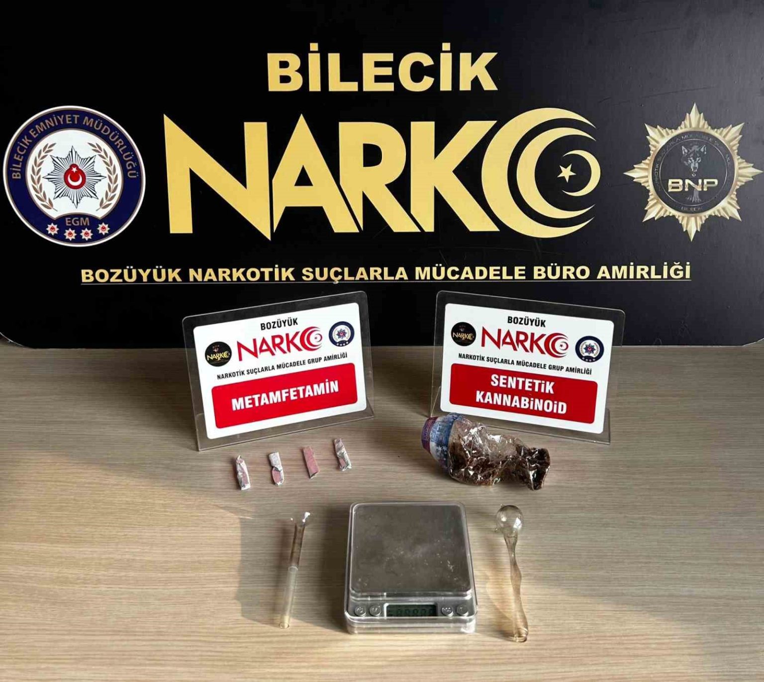 bilecikte-3-adrese-es-zamanli-uyusturucu-operasyonu