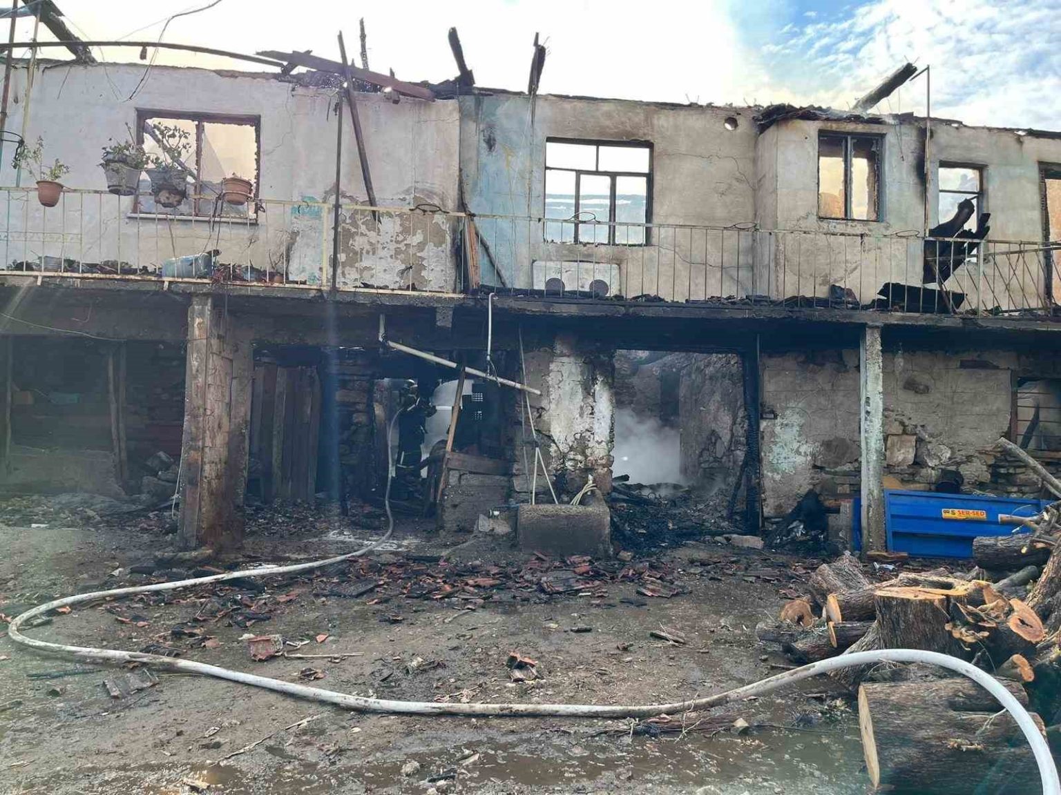 bozdoganda-cikan-yanginda-ev-tamamen-kule-dondu