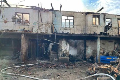 bozdoganda-cikan-yanginda-ev-tamamen-kule-dondu