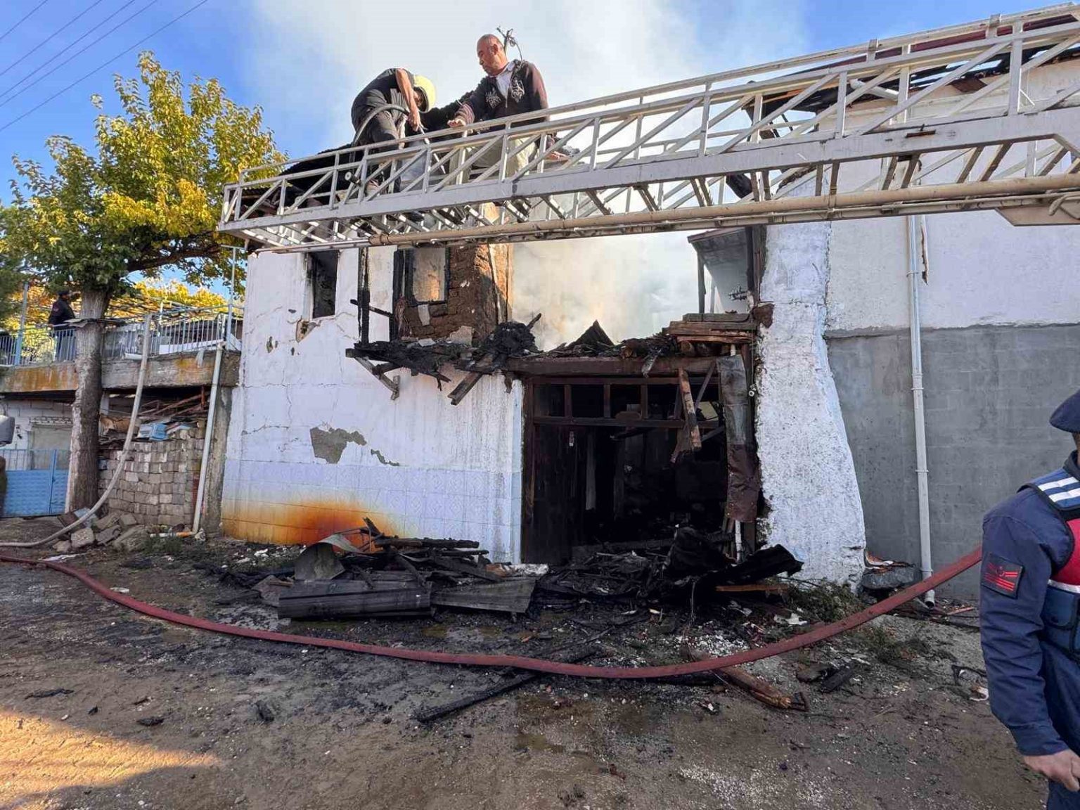 burdurda-cikan-yanginda-yasli-cift-hayatini-kaybetti