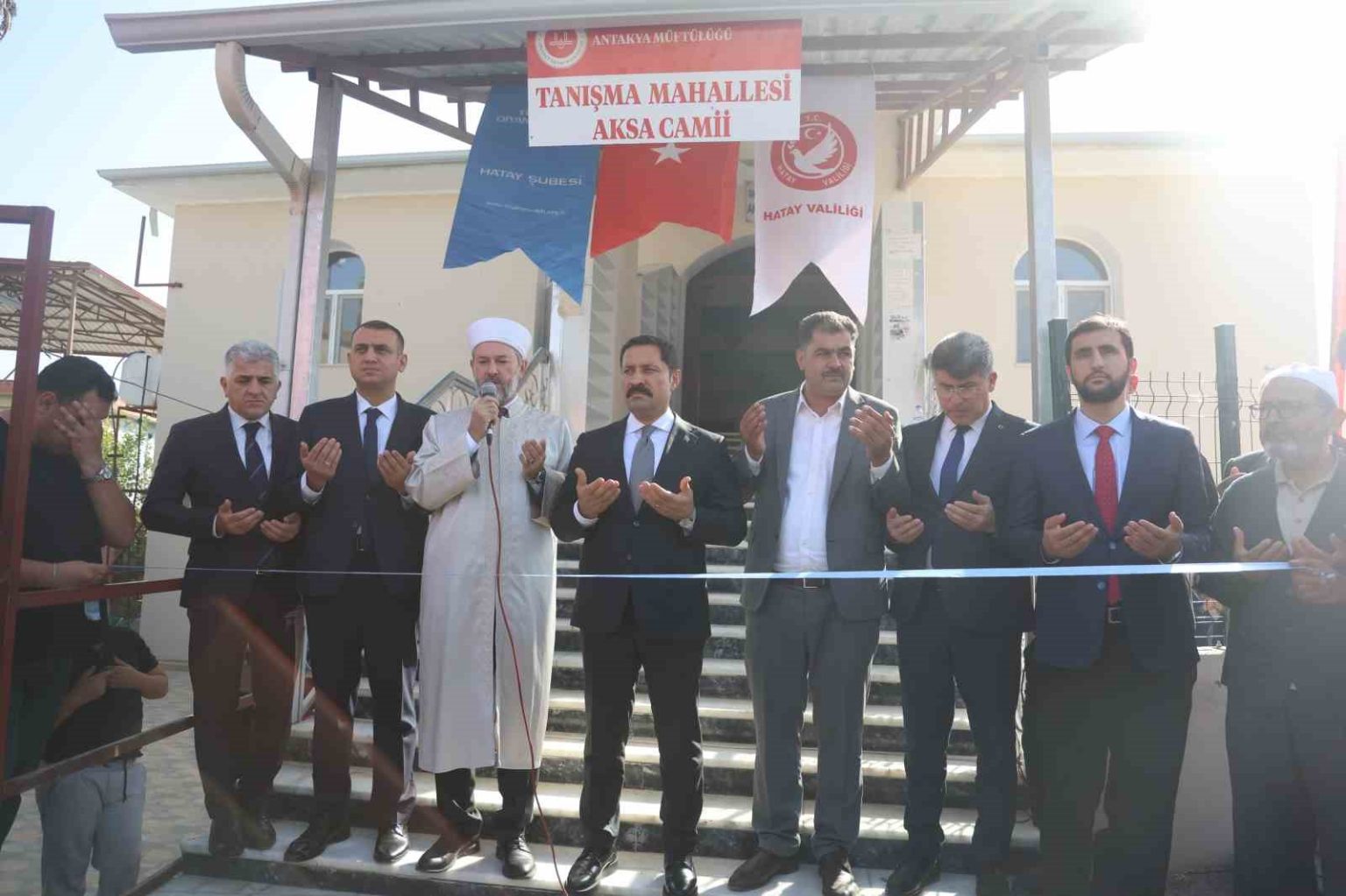 depremin-yiktigi-kentte-insasi-tamamlanan-107nci-cami-ibadete-acildi