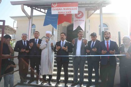 depremin-yiktigi-kentte-insasi-tamamlanan-107nci-cami-ibadete-acildi