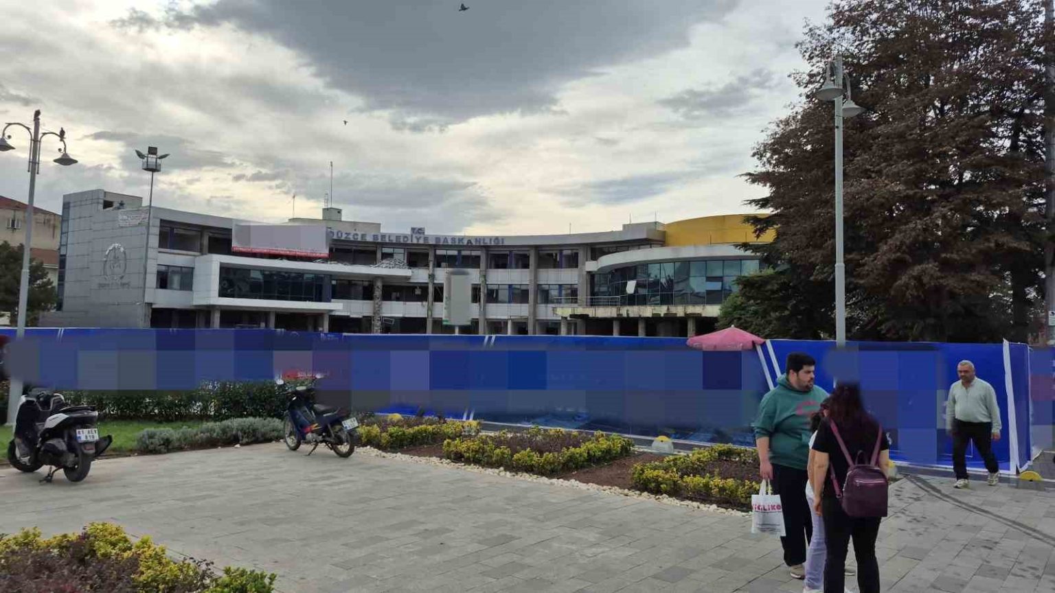 duzcede-yikim-calismasi-suren-belediye-binasinda-yangin