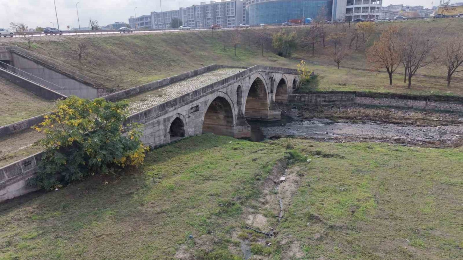 e-5in-yaninda-cukura-terk-edildi-470-yillik-haramidere-koprusu-icler-acisi-halde