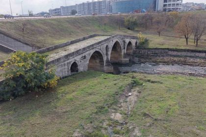 e-5in-yaninda-cukura-terk-edildi-470-yillik-haramidere-koprusu-icler-acisi-halde