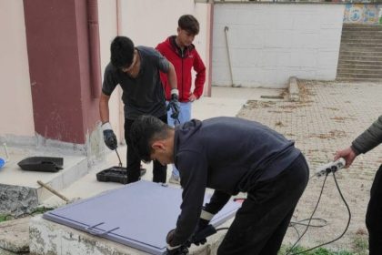 emette-mesleki-ve-teknik-anadolu-lisesi-ogrencileri-eski-ve-riskli-rogar-kapaklarini-yenileriyle-degistirdi