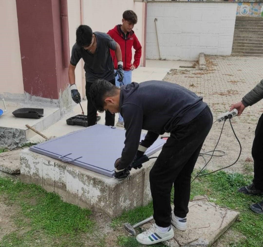 emette-mesleki-ve-teknik-anadolu-lisesi-ogrencileri-eski-ve-riskli-rogar-kapaklarini-yenileriyle-degistirdi