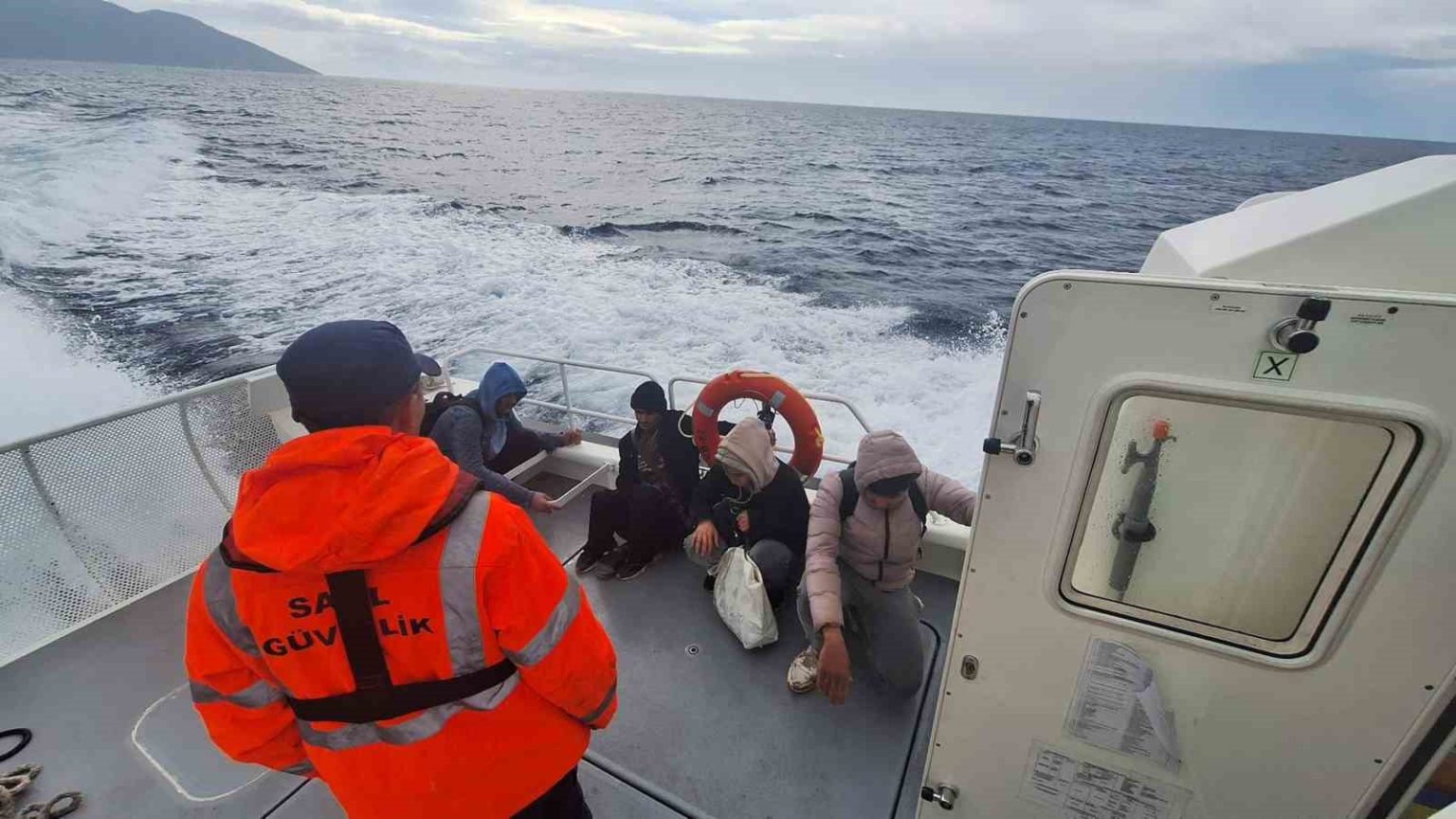 fethiye-leylek-koyunda-mahsur-kalan-4-duzensiz-gocmen-kurtarildi