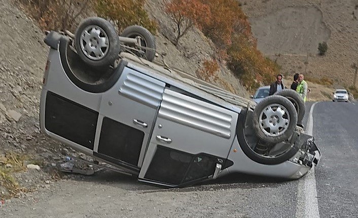hakkari-karayolunda-trafik-kazasi-2-yarali