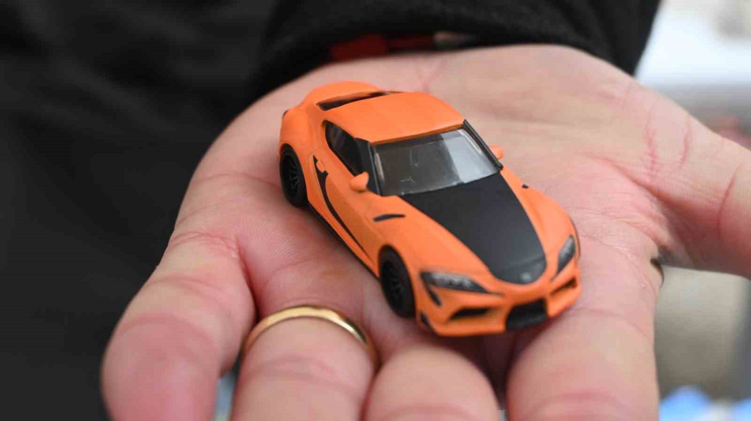 her-yastan-insan-bu-minyatur-arabalarin-hastasi-oluyor