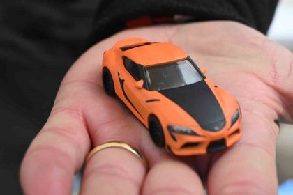 her-yastan-insan-bu-minyatur-arabalarin-hastasi-oluyor