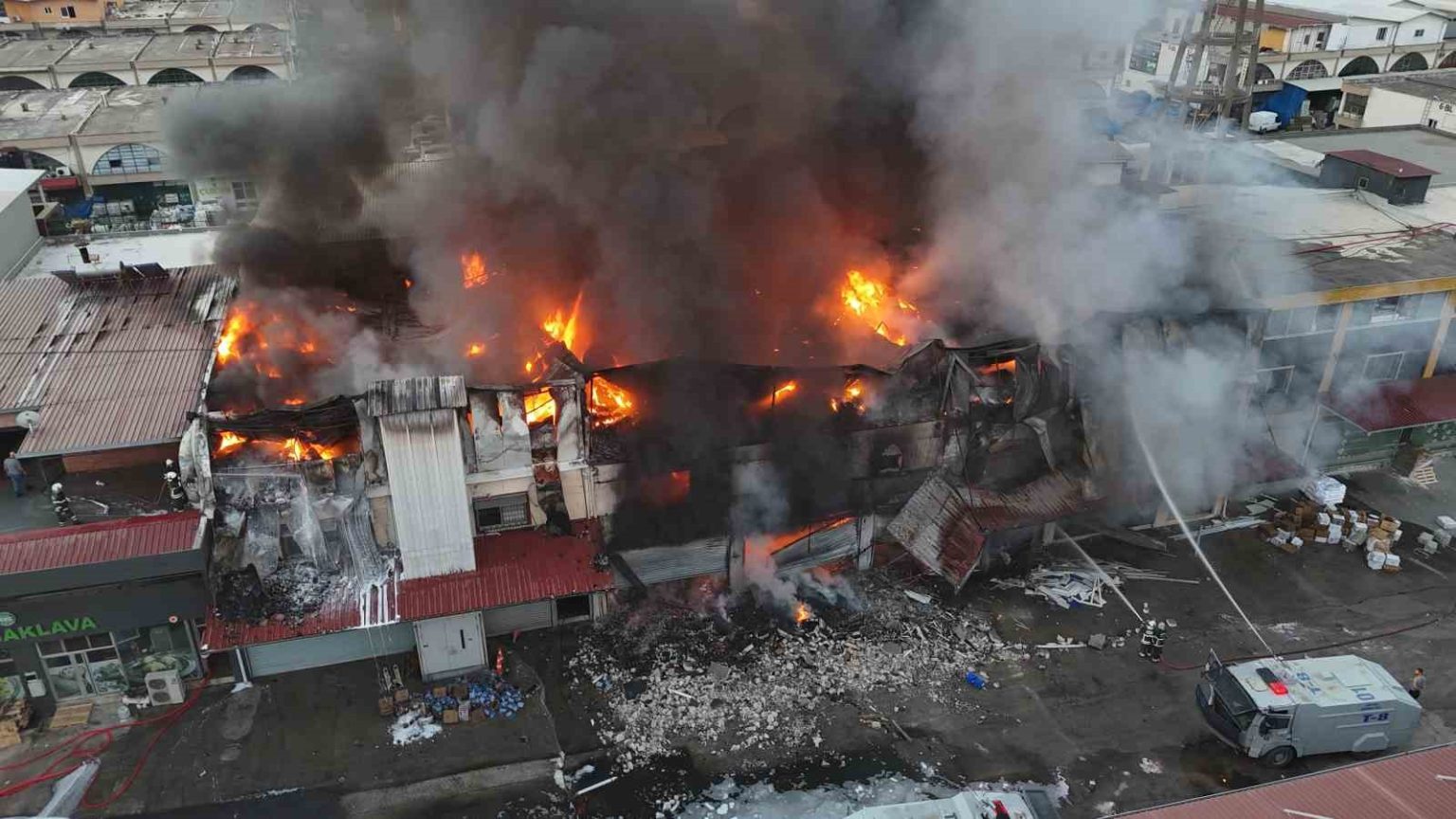 hirdavat-dukkaninda-cikan-yangini-sondurme-calismalari-devam-ediyor-yangin-havadan-goruntulendi