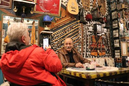 hurdacidan-aldigi-bir-demlikle-basladi-isletmesini-antikalarla-doldurdu