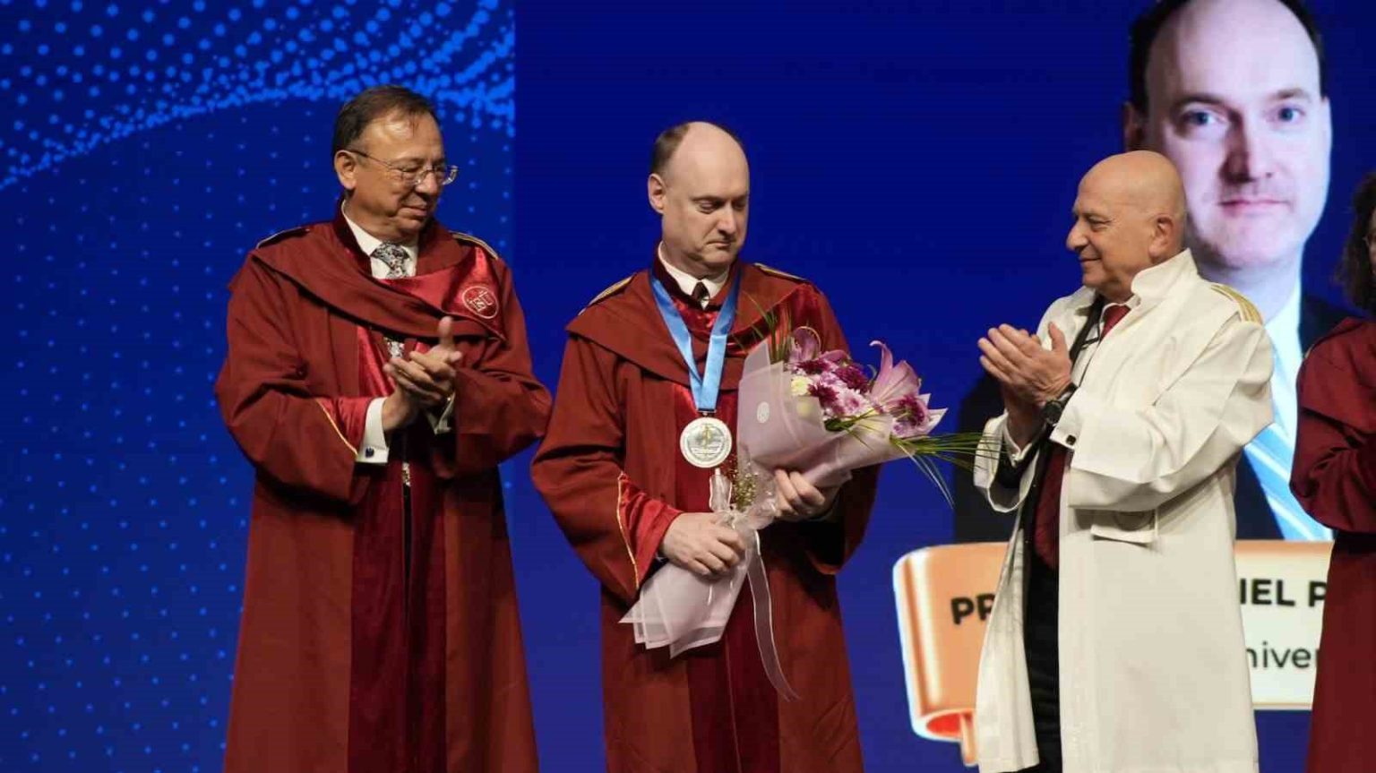 istinye-universitesi-bilim-nisani-harvard-universitesinden-prof-dr-daniel-cahille-takdim-edildi