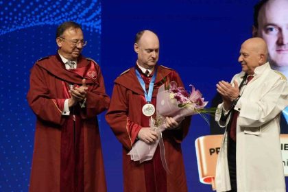 istinye-universitesi-bilim-nisani-harvard-universitesinden-prof-dr-daniel-cahille-takdim-edildi