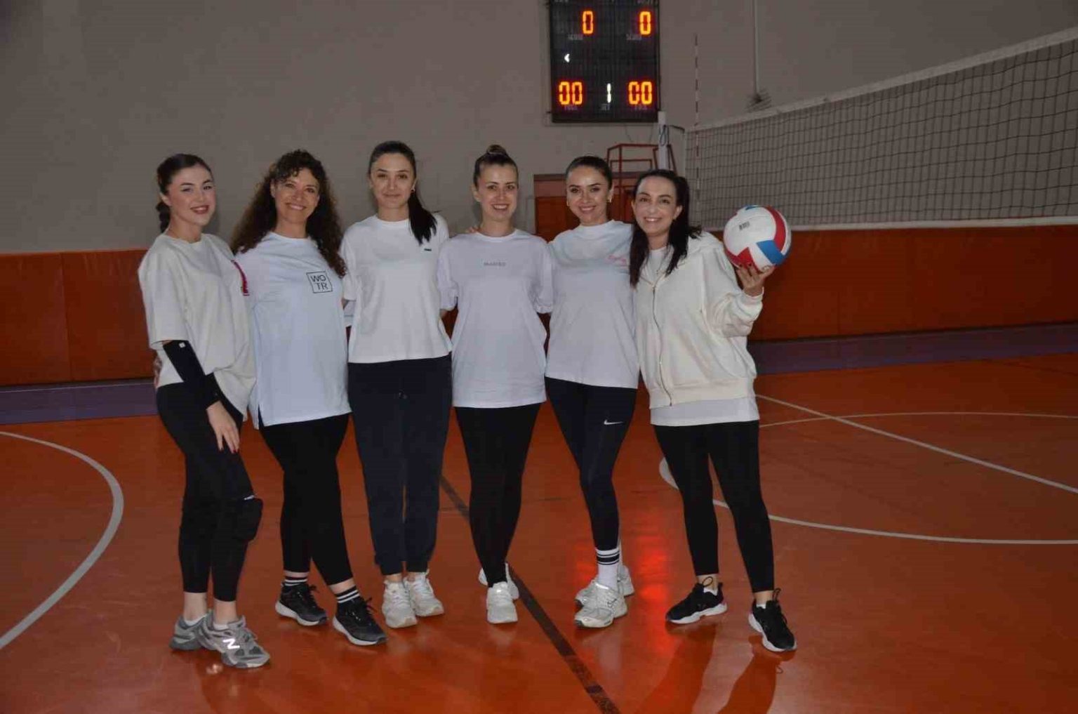 kadin-ogretmenlerden-olusan-voleybol-takimi-erkeklere-meydan-okuyor