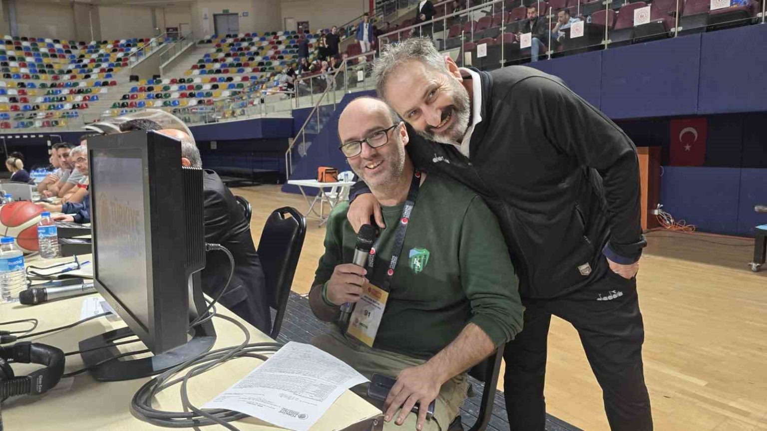 kadinlar-basketbol-super-ligi-macinda-anonscu-olmayinca-gorev-gazeteciye-dustu