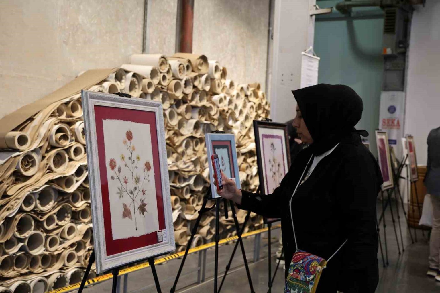 kagitta-acan-cicekler-sergisi-acildi