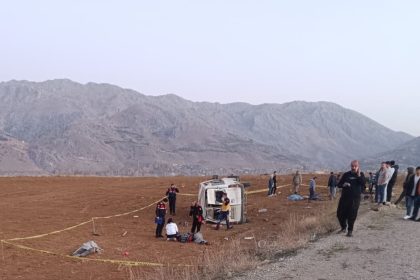 kahramanmarasta-iscileri-tasiyan-minibus-takla-atti-2-olu-7-yarali