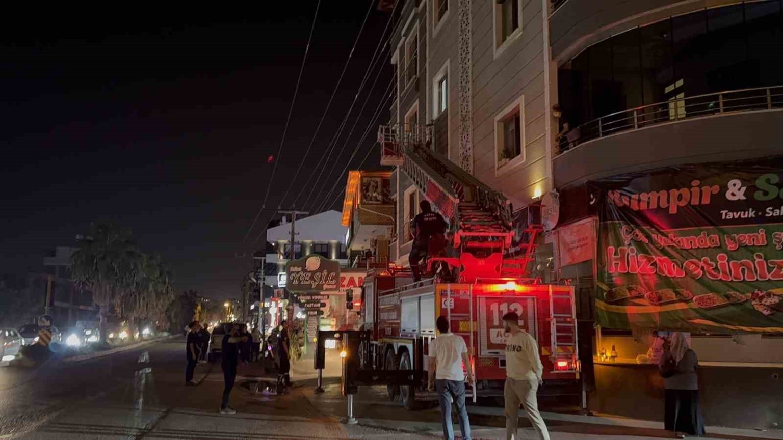 kapinin-kapanmasiyla-evde-mahsur-kalan-bebek-icin-itfaiye-ekipleri-zamanla-yaristi