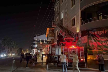 kapinin-kapanmasiyla-evde-mahsur-kalan-bebek-icin-itfaiye-ekipleri-zamanla-yaristi